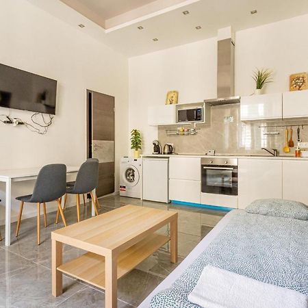 Modernized Condo At Kiraly 51 Budapest Eksteriør billede