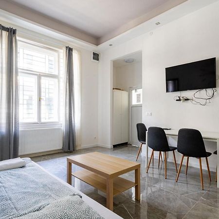 Modernized Condo At Kiraly 51 Budapest Eksteriør billede