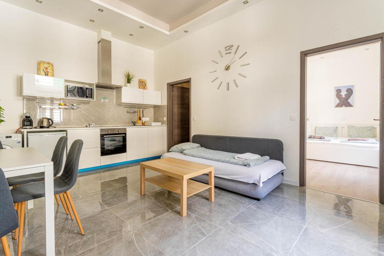 Modernized Condo At Kiraly 51 Budapest Eksteriør billede
