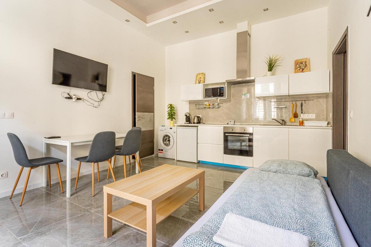 Modernized Condo At Kiraly 51 Budapest Eksteriør billede