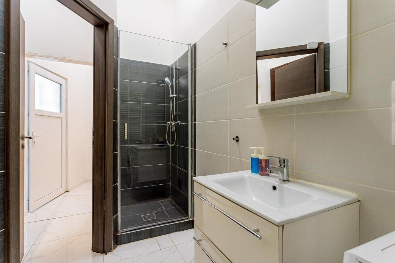 Modernized Condo At Kiraly 51 Budapest Eksteriør billede